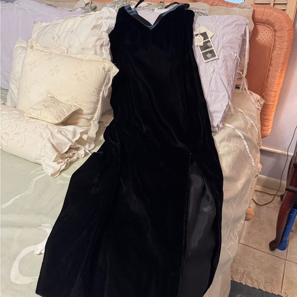 NWT DONNA RICCO  Black Velvet Dress BACK HAS BOW DETAIL - Picture 1 of 11